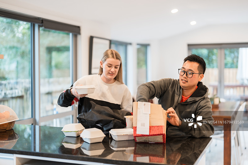 朋友们打开快递箱图片素材