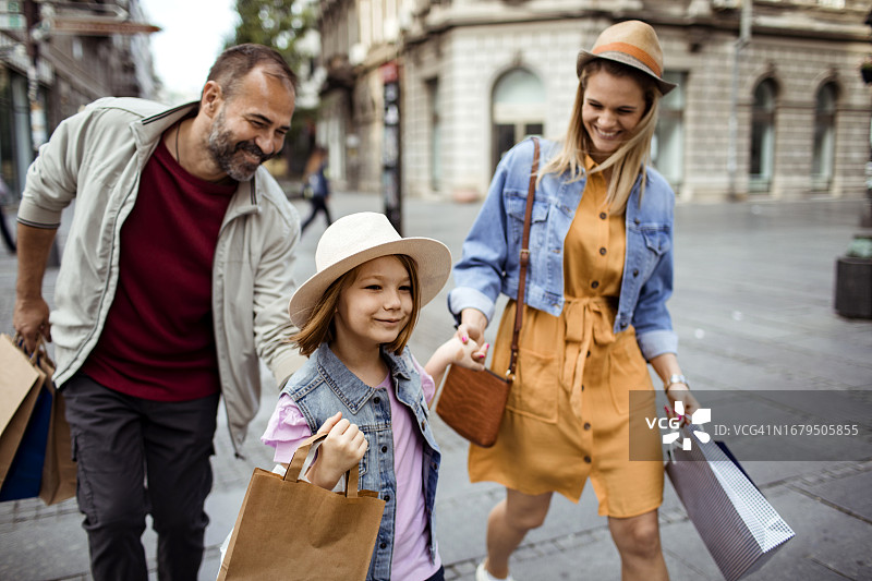 年轻白人家庭城市购物图片素材