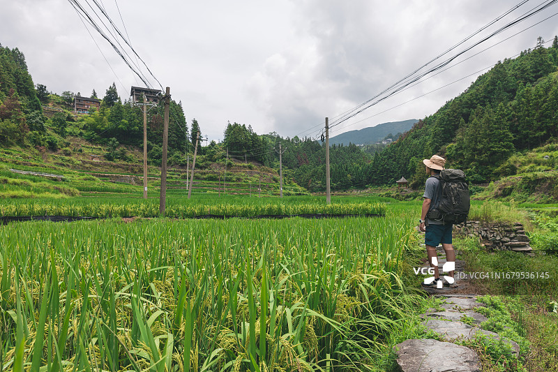 在中国贵州肇兴侗寨旅行的亚洲男人图片素材