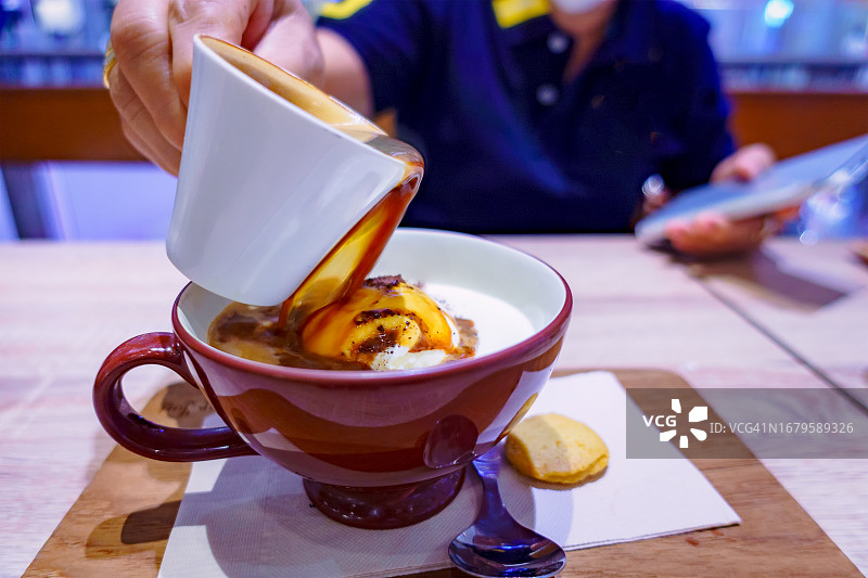 阿芙佳朵，香草冰淇淋配咖啡图片素材