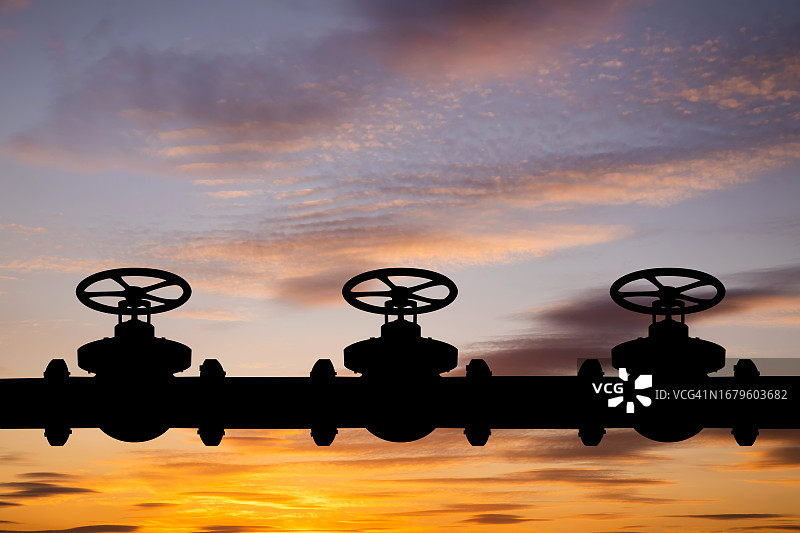 日落时分的天然气管道和阀门图片素材