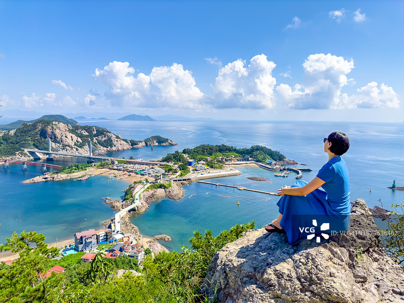 站在山顶俯瞰大海的女人图片素材