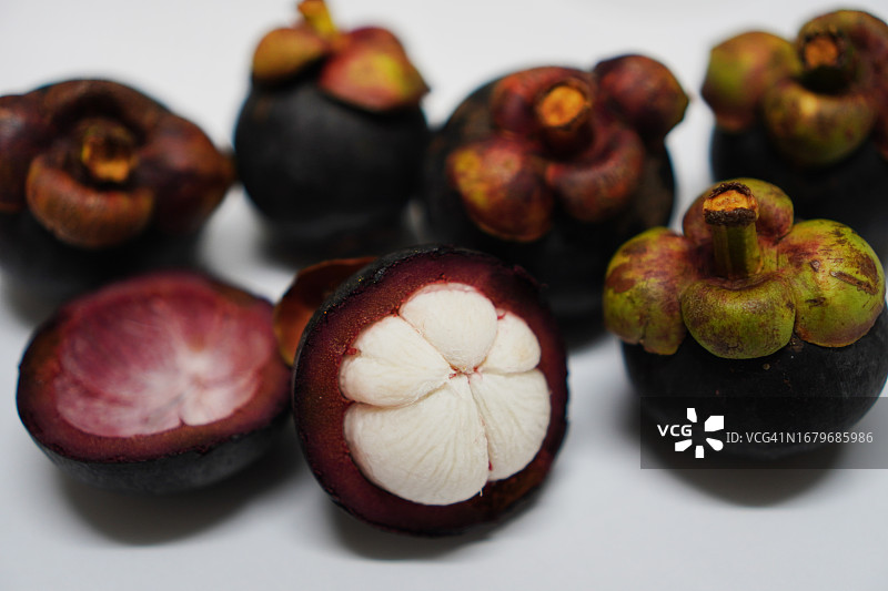 白色背景下的山竹果图片素材