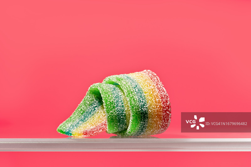 红色背景上的软糖图片素材