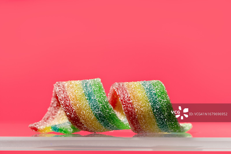 红色背景上的软糖图片素材