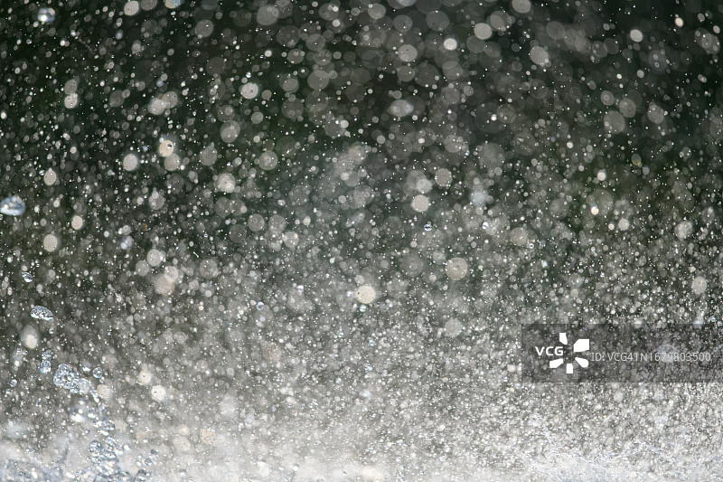 水滴溅入水中图片素材