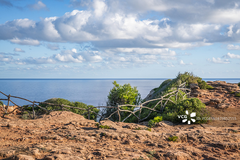 梅诺卡岛北海岸卡拉皮拉尔附近的沿海小路图片素材