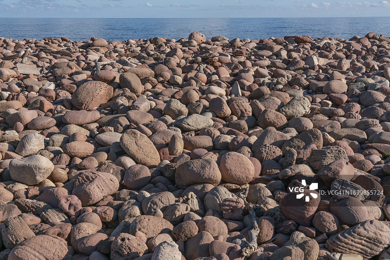 米诺卡岛北部海岸的红色岩石海滩图片素材