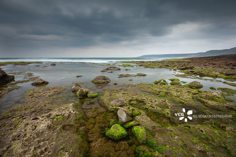 阴天下午太平洋上的苔藓珊瑚礁图片素材