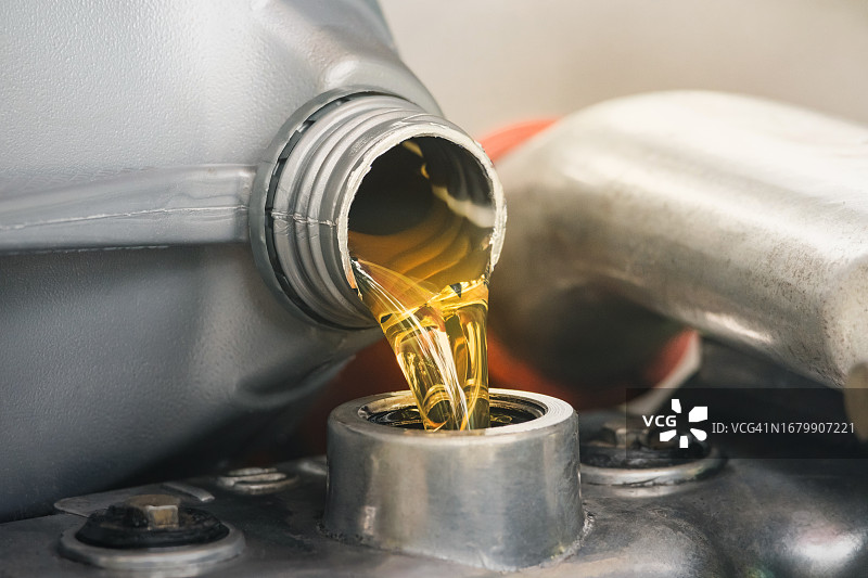 工程师向发动机添加机油图片素材