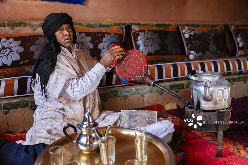 摩洛哥男人准备马格里布薄荷茶图片素材