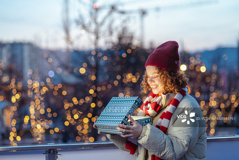 年轻女人打开圣诞礼物图片素材