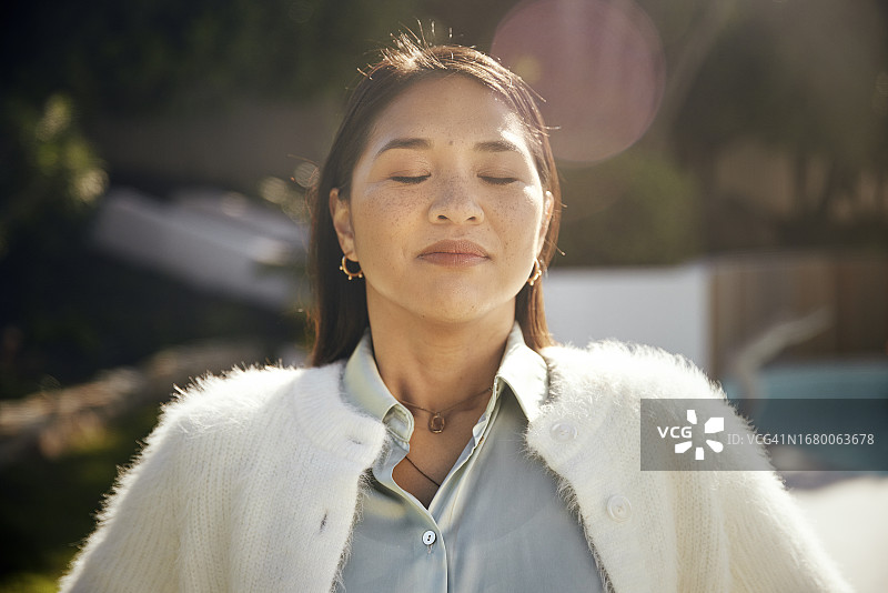 秋日花园中的雀斑美女图片素材
