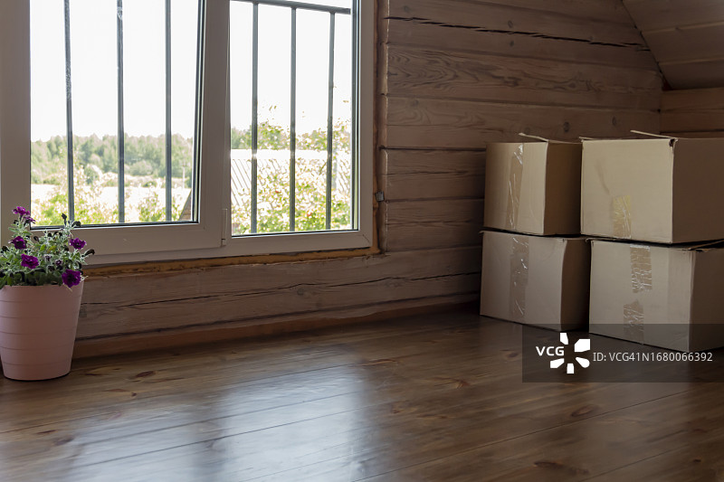 带大窗户的木屋房间和纸箱图片素材