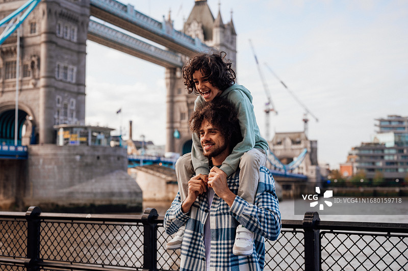 一位母亲在伦敦地标前为丈夫和儿子拍照图片素材