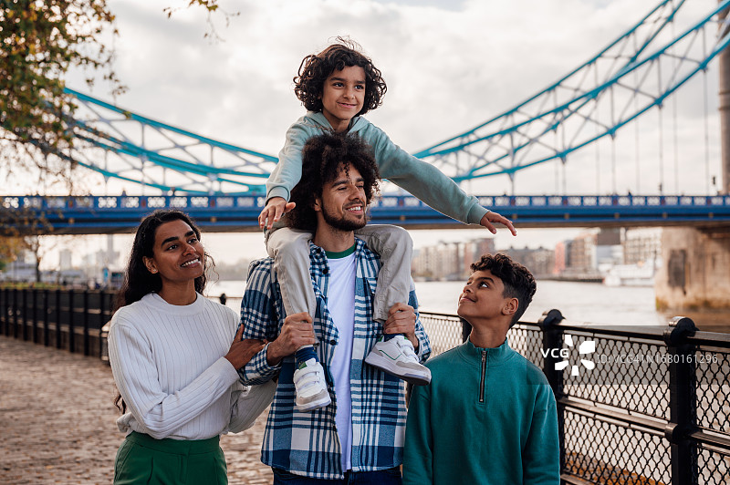 一家人沿着河边一起散步图片素材