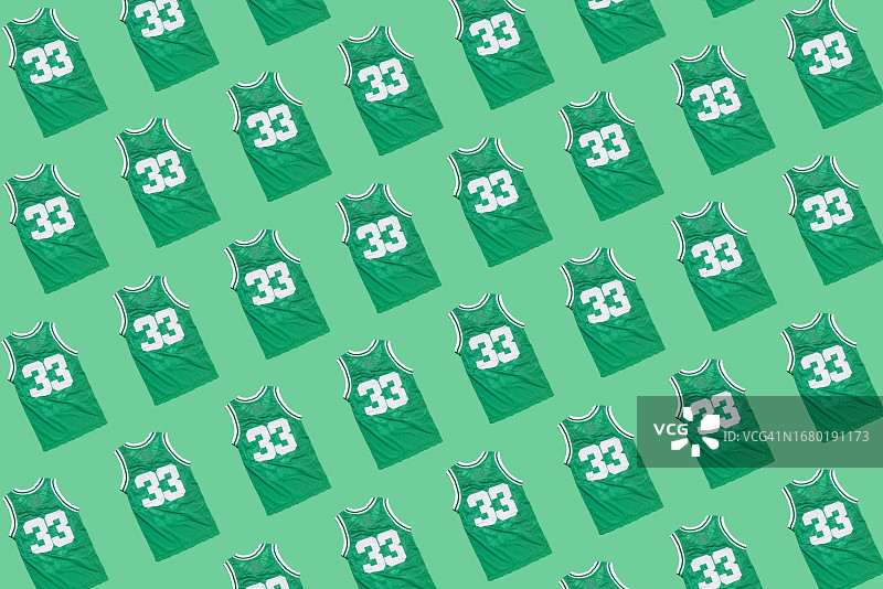 绿色背景上的33号绿色篮球球衣图案，波士顿篮球运动器材概念图片素材