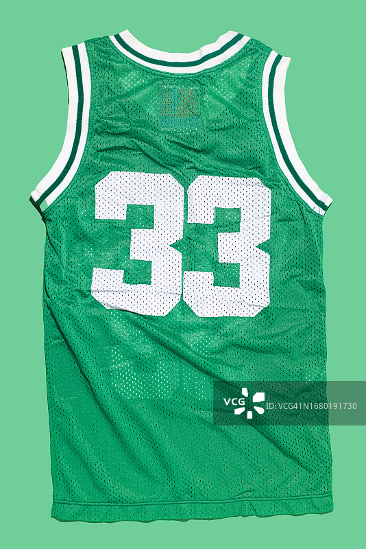 绿色33号篮球球衣，绿色背景。波士顿篮球运动器材概念海报设计图片素材