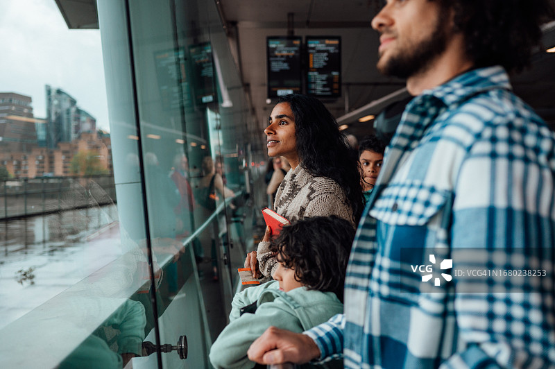 年轻家庭在等火车时欣赏风景图片素材