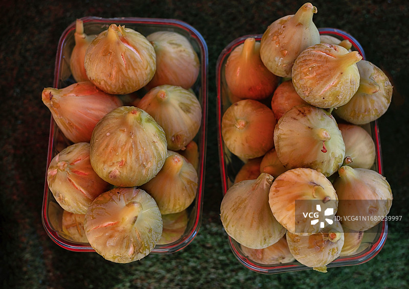 市场上的新鲜无花果高角度视图图片素材