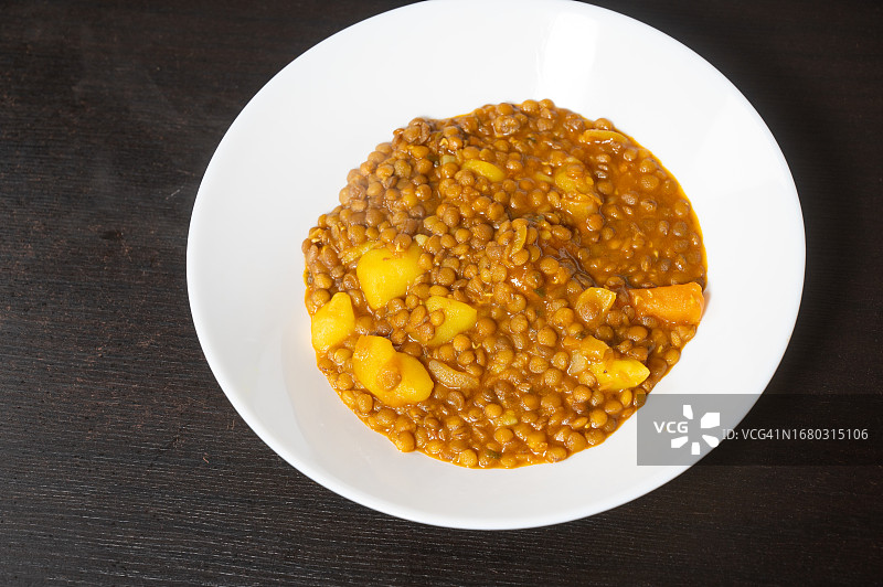 一盘新鲜烹制的扁豆图片素材