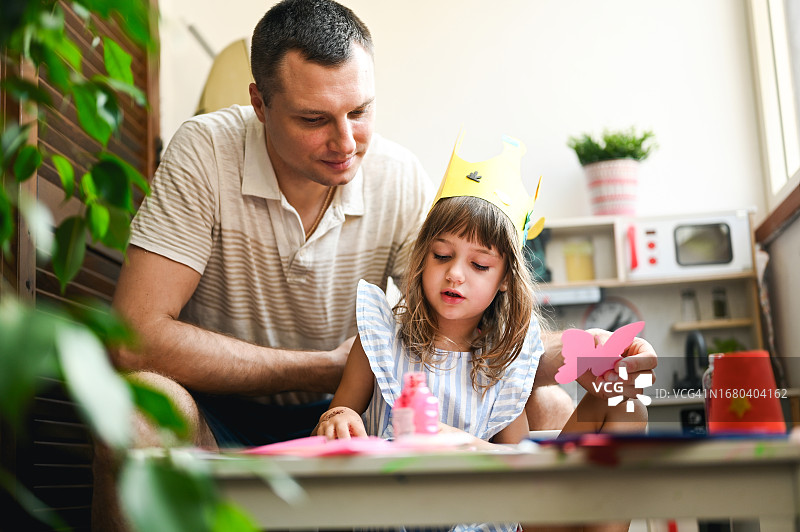 手工作坊：父女在家玩耍图片素材