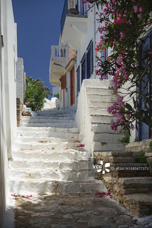 希腊阿莫尔戈斯岛卡塔波拉港口的一条后街图片素材