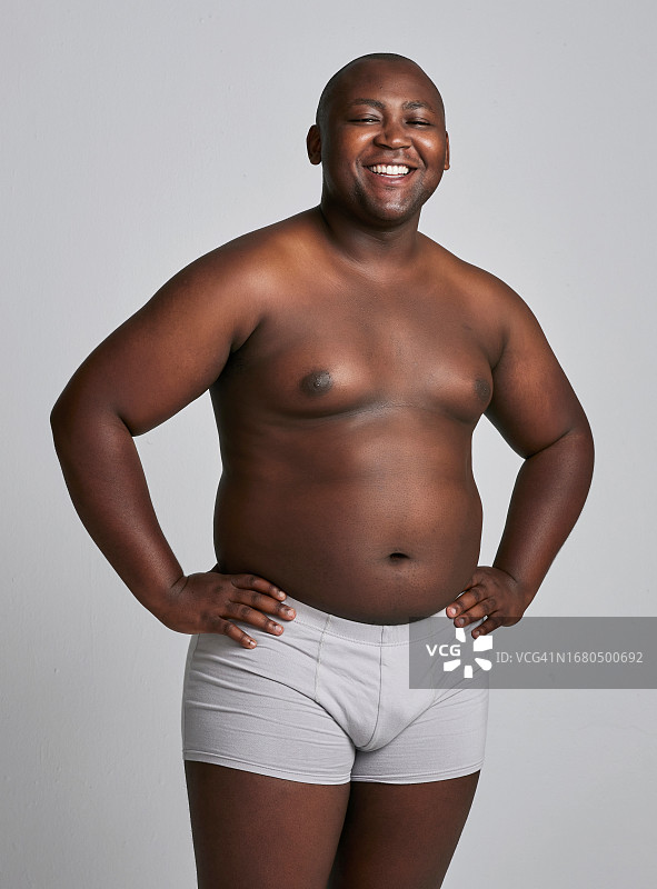 穿着内衣的自信非洲男模：健康、健身与包容图片素材
