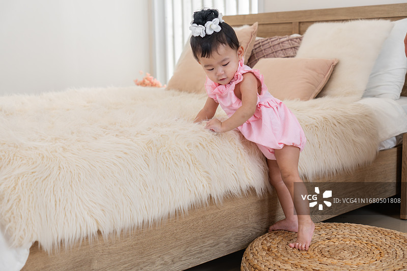 可爱的亚洲女宝宝爬床图片素材