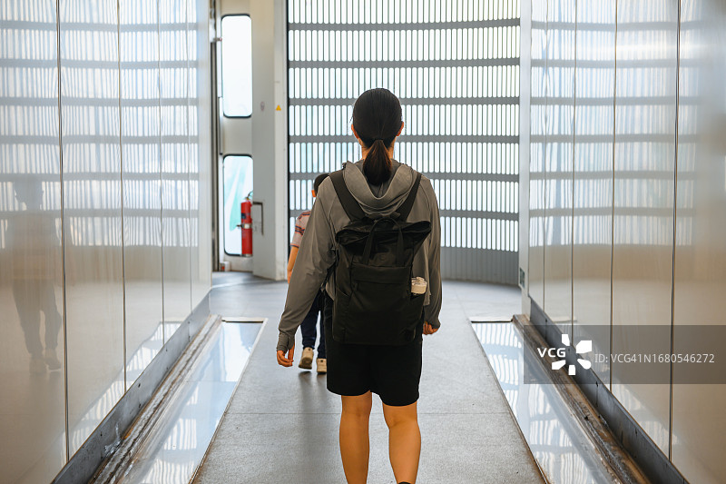 女人和孩子登上飞机图片素材