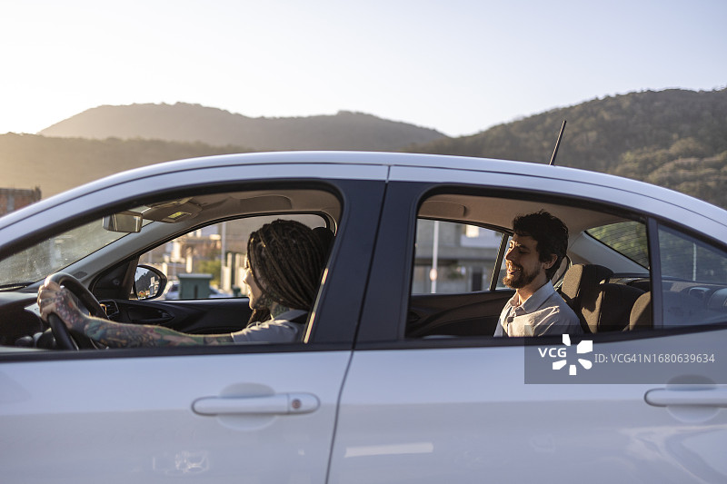 司机和乘客应用内汽车旅行图片素材