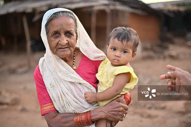农村老年妇女抱着孙辈的肖像图片素材