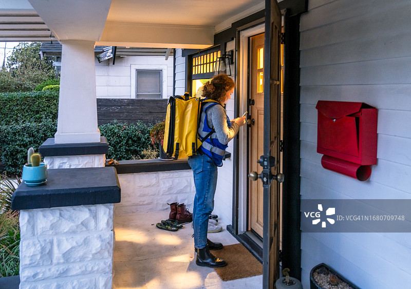 食品配送员到达图片素材
