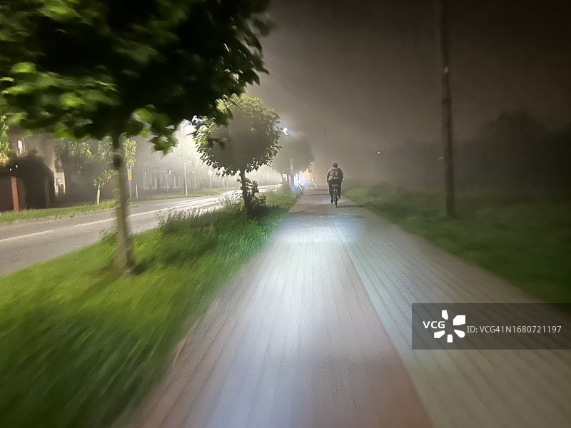 在雾中骑自行车的人图片素材
