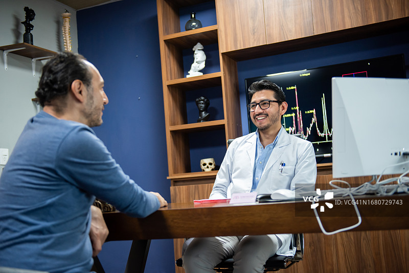 神经外科医生诊治男性患者图片素材