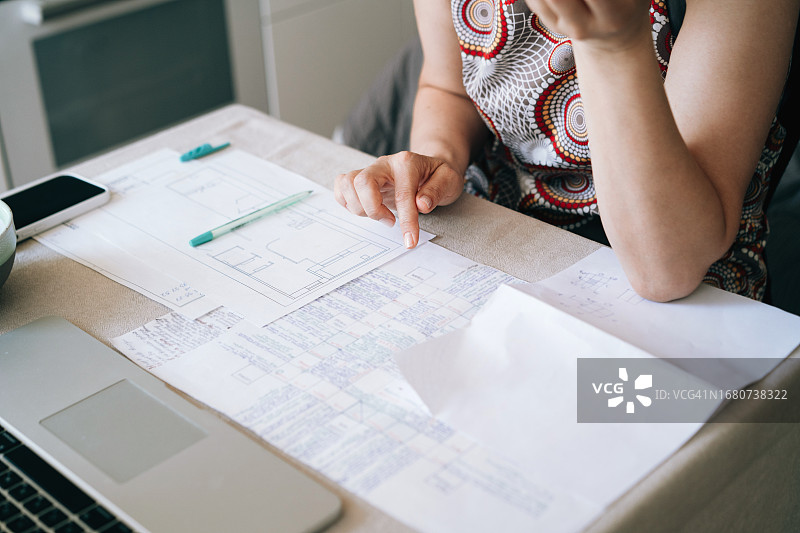 使用笔记本电脑的女子肖像图片素材