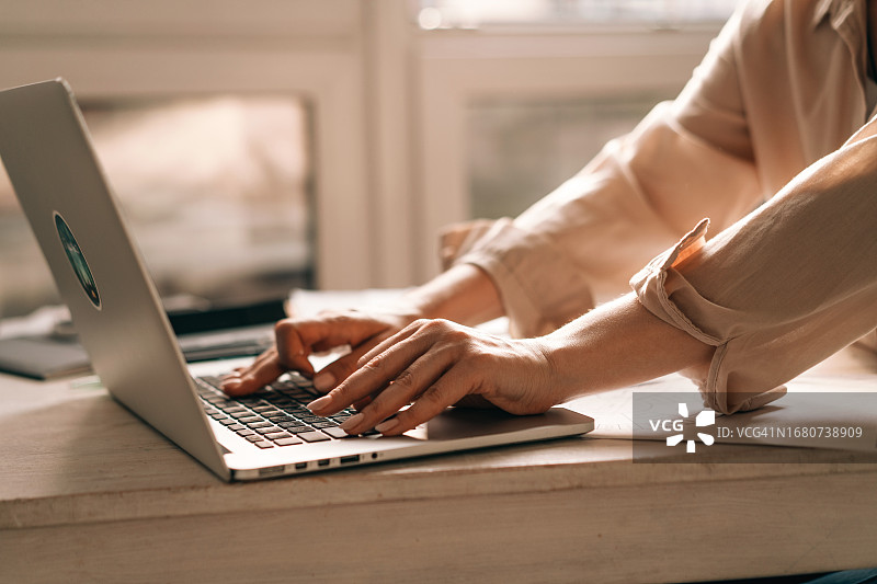 使用笔记本电脑的女子肖像图片素材