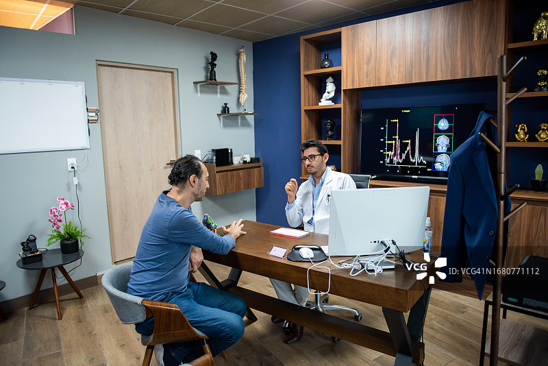 神经外科医生诊治男性患者图片素材