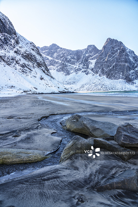 冬季洛弗oten群岛莫斯克内斯岛的Kvalvika海滩图片素材