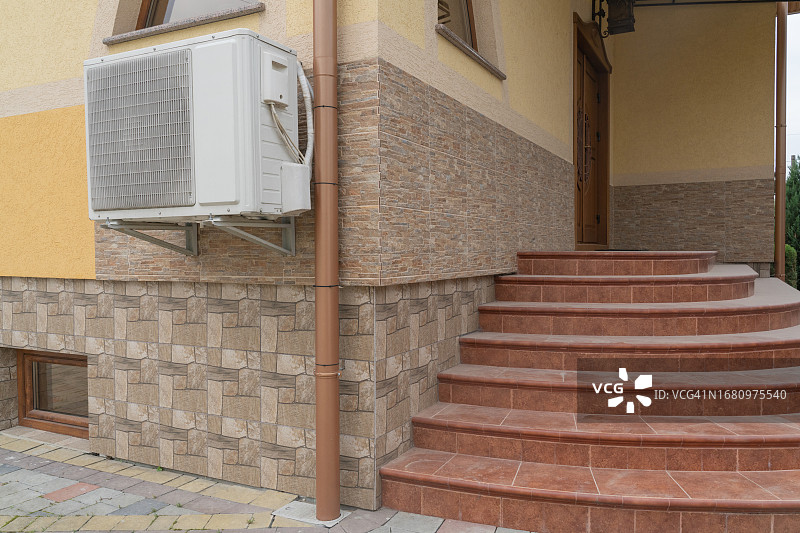 室外房屋墙壁上的热泵图片素材