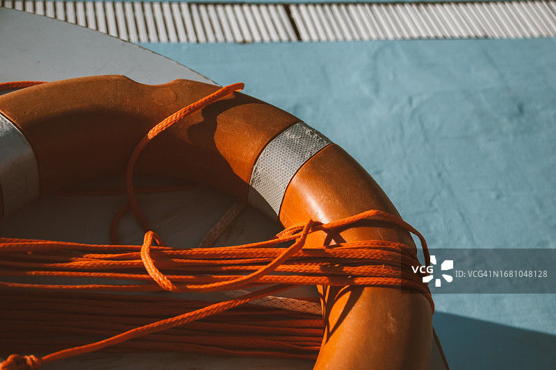 蓝色背景上的橙色救生圈图片素材