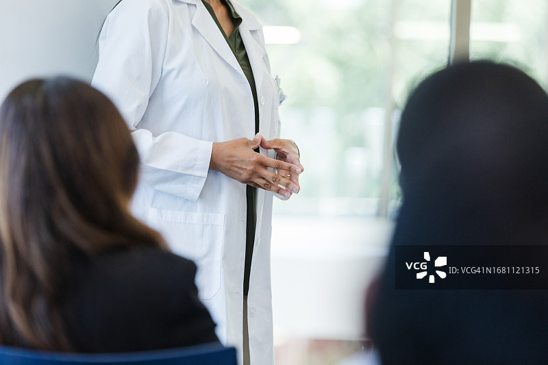 女医生向医院工作人员介绍患者病例图片素材