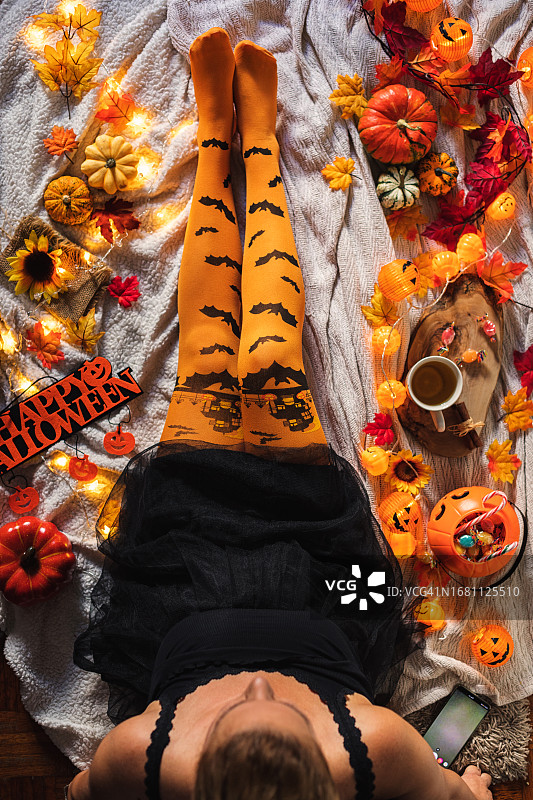 俯视：万圣节女巫装扮的女人与秋季装饰图片素材