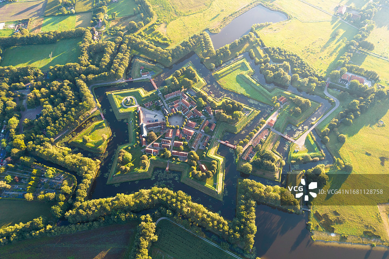 从空中俯瞰修复后的设防城镇，具有运河和防御墙图片素材