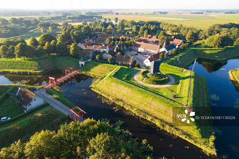 空中俯瞰：拥有典型运河和防御墙的修复后的防御城市图片素材