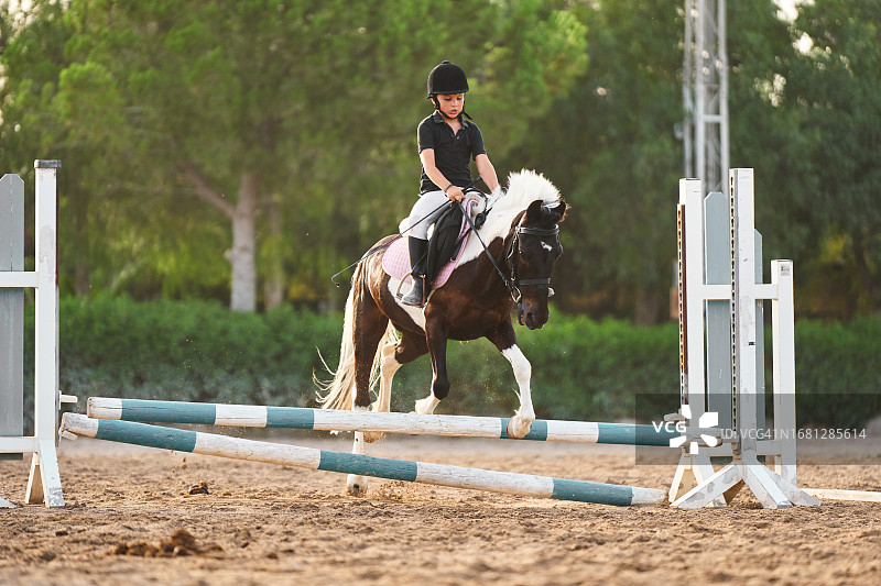 马术学校：儿童骑马训练图片素材