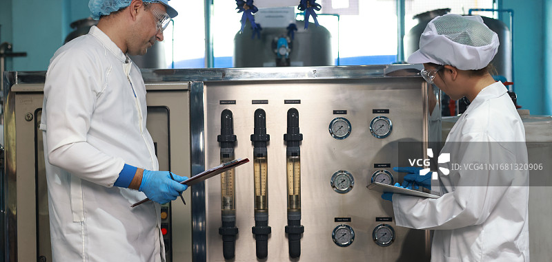 两位科学家在运行过程中抽样检查饮用水的质量图片素材