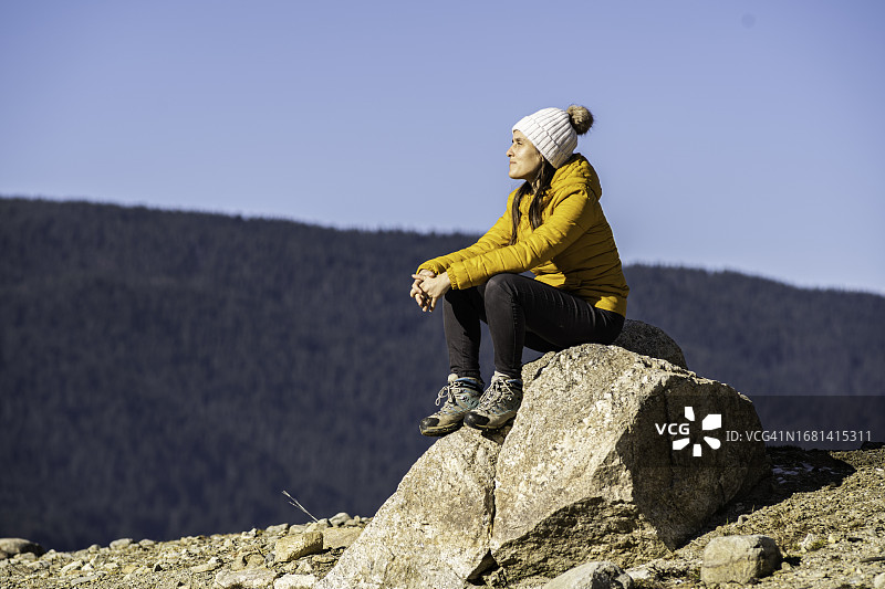人物与自然：湖岸边的女人图片素材