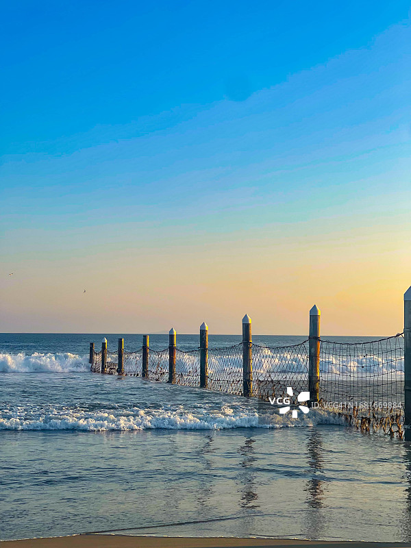 科罗纳多：分隔公共海滩与美国海军基地的栅栏图片素材