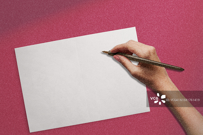 女人准备在空白纸上书写图片素材